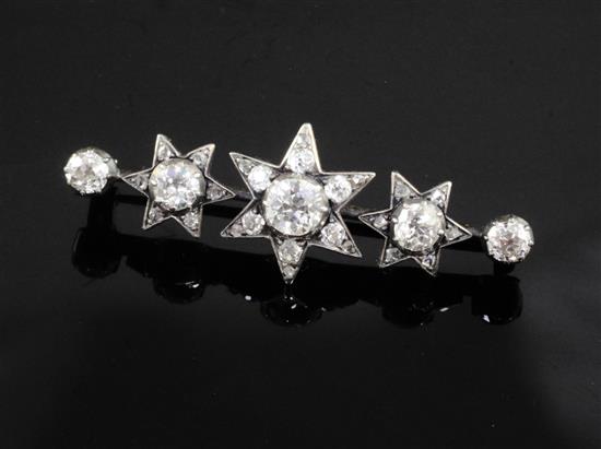 An Edwardian gold and diamond triple star set bar brooch, 43mm.